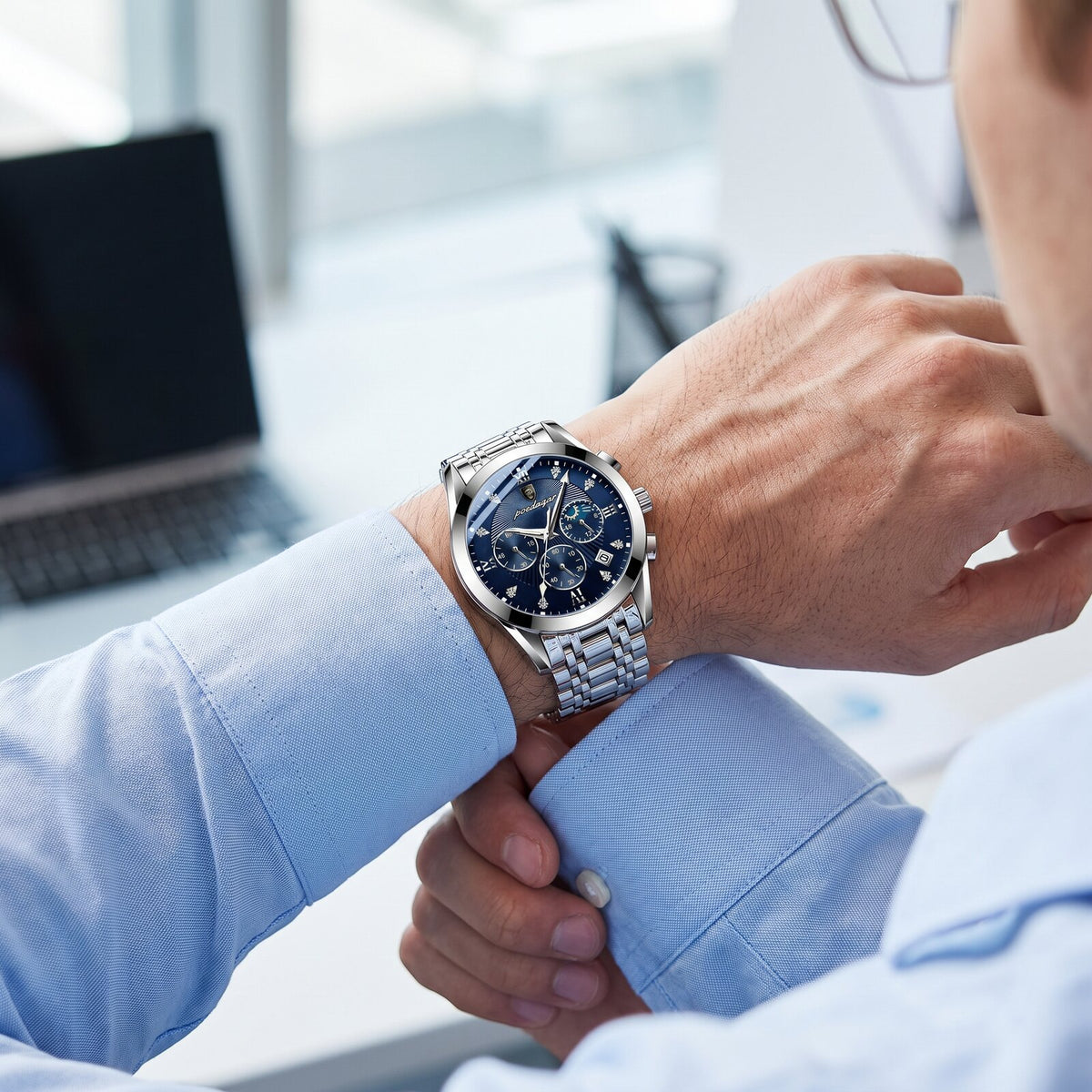 Poedagar Elite Empyrean blue checking time